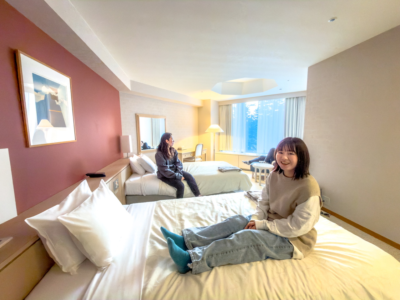 こちらは寝室。広々としたツインルームにテンションが上がります。